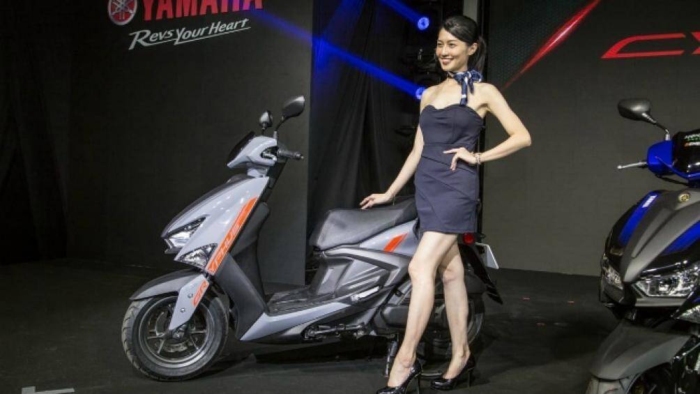 Còn phiên bản UBS có 3 màu tùy chọn gồm màu đen/trắng, xám đen, và đen xám. Giá bán hiện tại của xe chưa được công bố chính thức