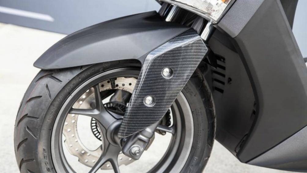 Phanh xe gồm phanh đĩa đơn cỡ 245 mm ở phía trước và phanh đĩa 230 mm ở phía sau, kèm với đó là tùy chọn phanh ABS hoặc UBS