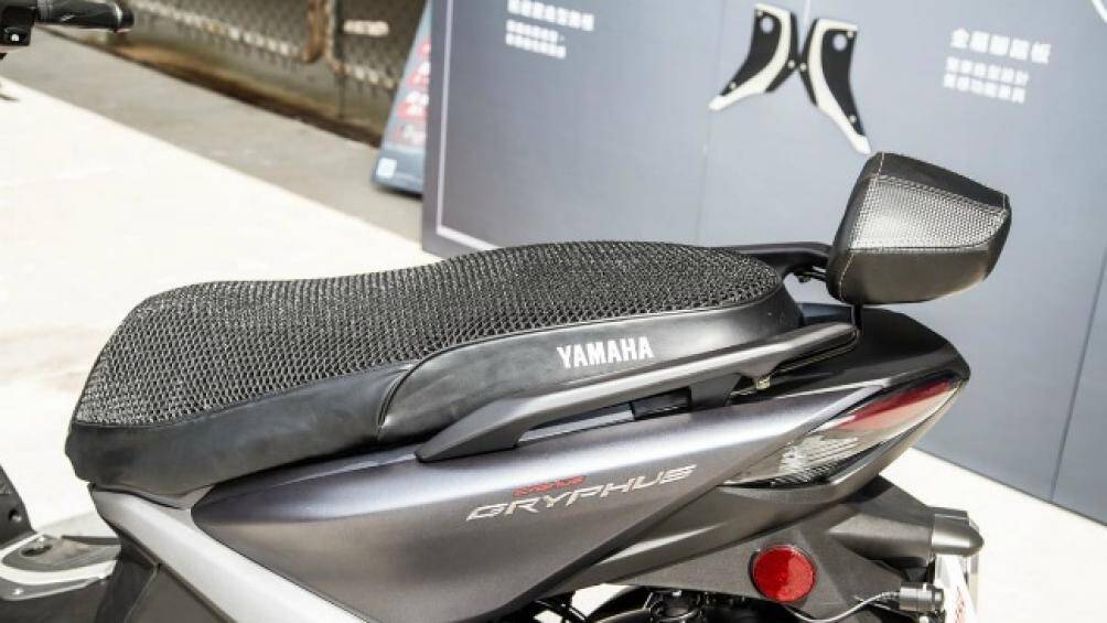 Phía sau xe có cụm đèn hậu LED rất ấn tượng và thanh tay dắt được tách đôi