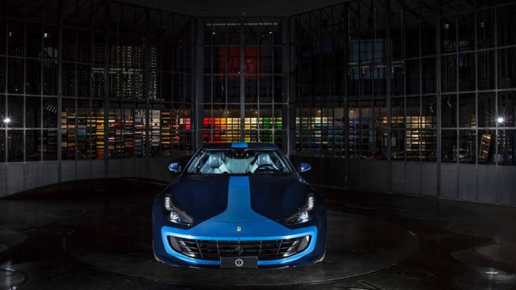 Ferrari GTC4 Lusso là sự thiết kế hòa hợp của hai sắc màu xanh dương và xanh lam khác nhau ở ngoại thất