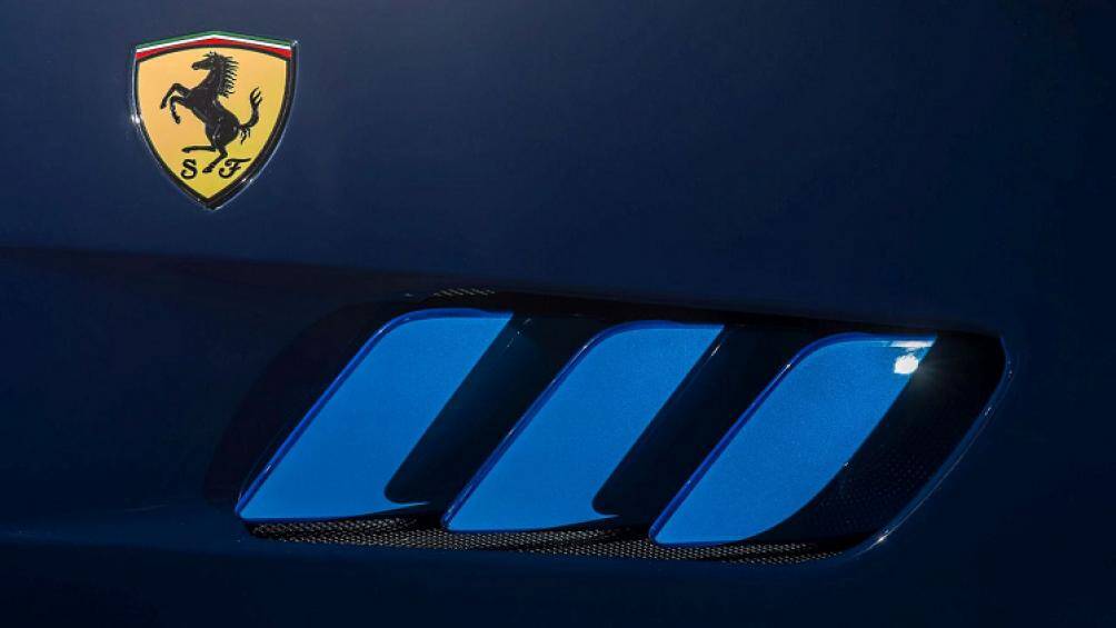 Màu sơn đẹp mắt này được sử dụng ở phần lớn ngoại thất và được tạo nét tương phản bởi màu sơn Azzuro Lapo sáng hơn