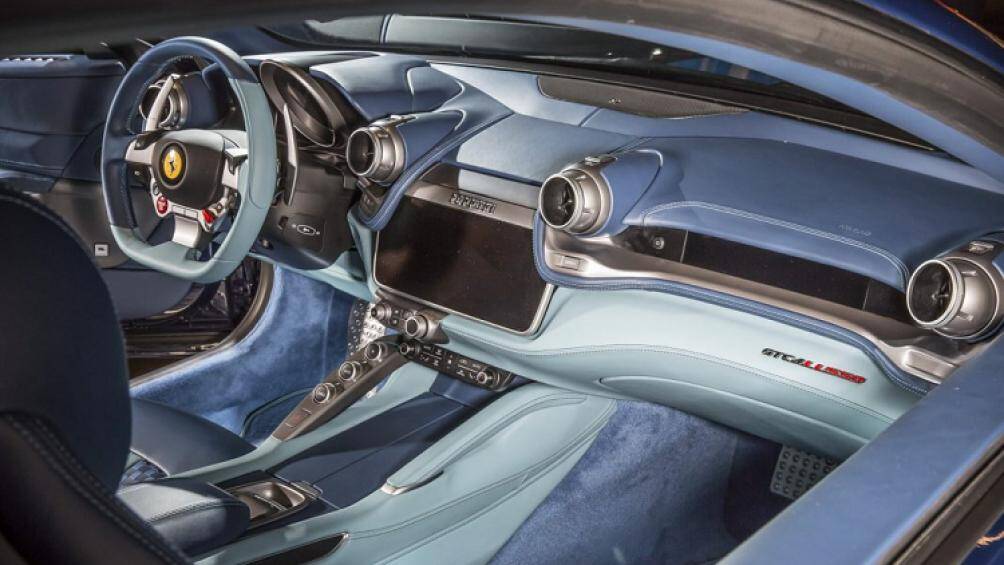 Ngoại thất là vậy, bước vào bên trong, khoang lái tiếp tục tạo nên sự choáng ngợp với da và vải cao cấp hai tông màu xanh dương