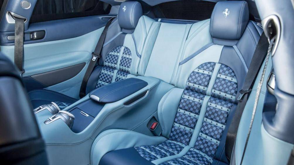 Cửa cốp có thiết kế vuông vức hơn, đi kèm với đó là bộ đèn hậu kép đối xứng mới. Bên trong, khoang lái được nâng cấp với các chi tiết hiện đại hơn