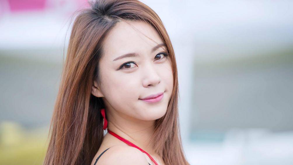 Sở hữu khuôn mặt rất Á Đông, Ju Da Ha nổi bật nhờ nụ cười duyên, đôi mắt biết nói