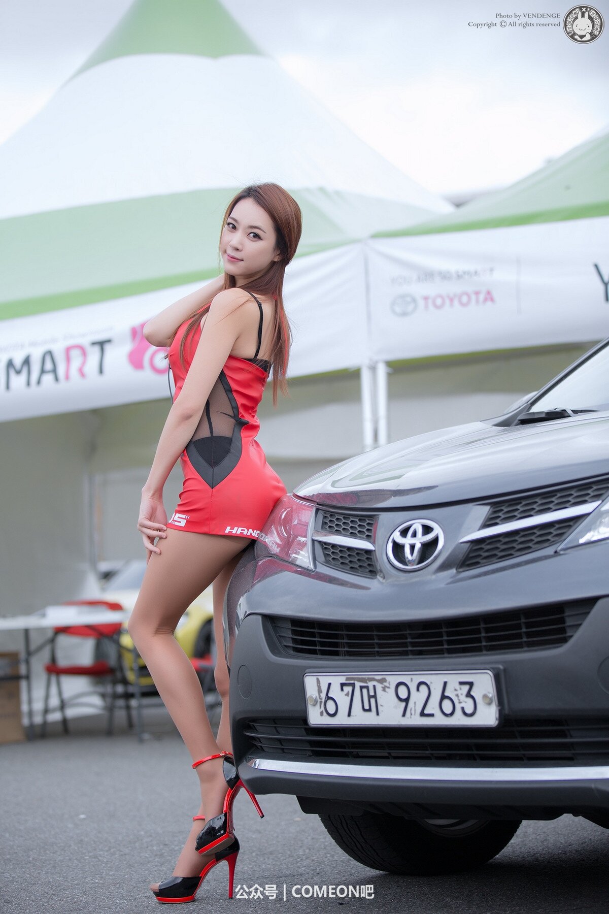 Những đường cong nóng đến "bỏng mắt" của cô nàng bên cạnh xế hộp