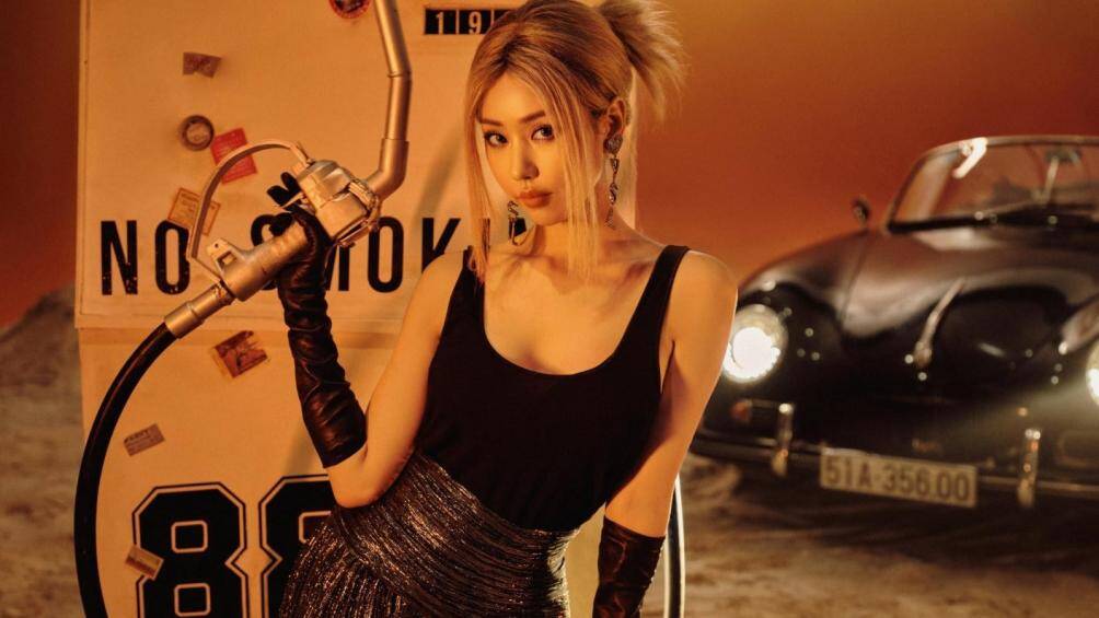 Trong bộ ảnh mới của mình có tên Sunset Driver, nữ ca sĩ Min xuất hiện xinh đẹp và quyến rũ bên cạnh siêu xe Porsche 356A Speedster