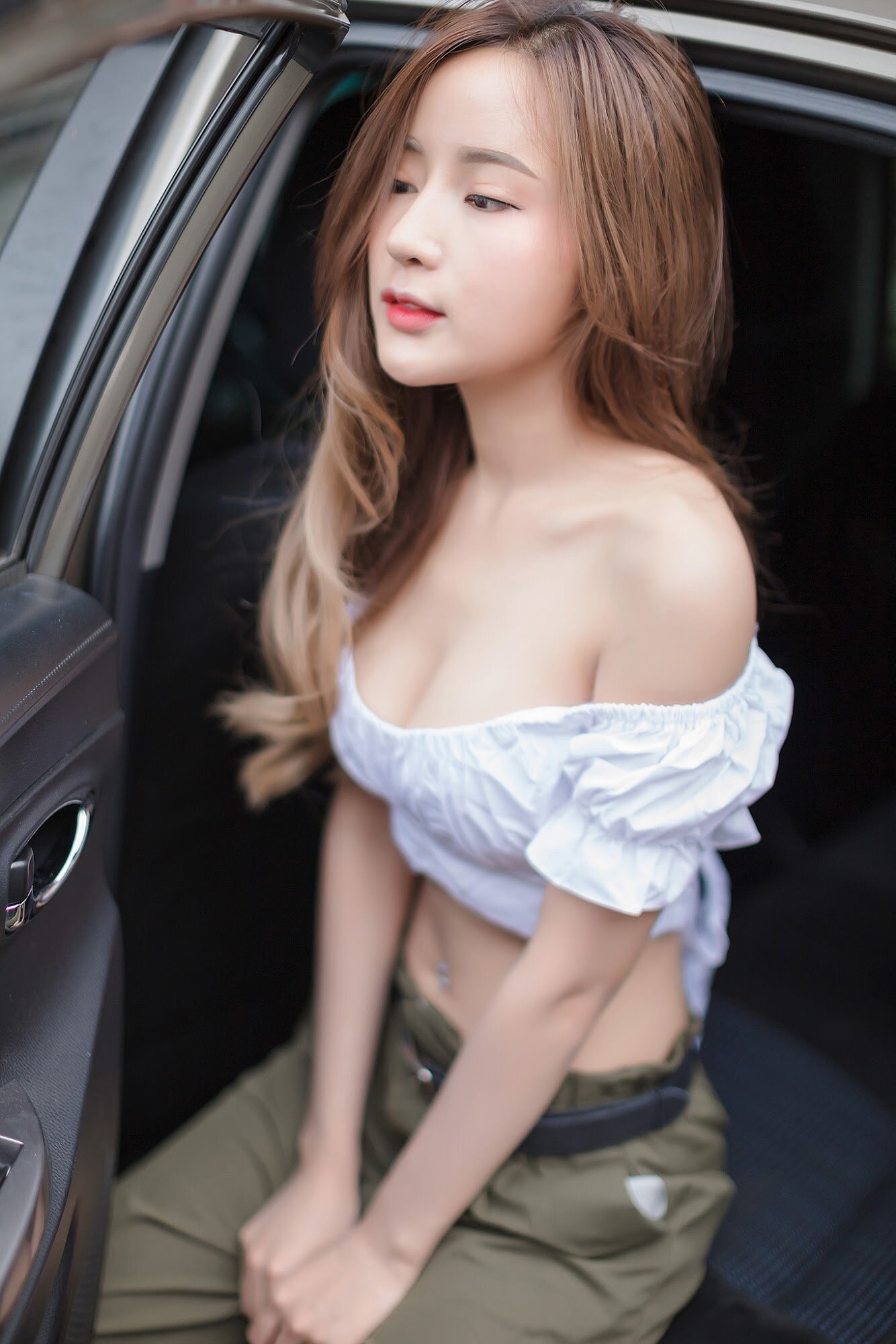 Người đẹp gây ấn tượng bởi làn da trắng, mịn màng