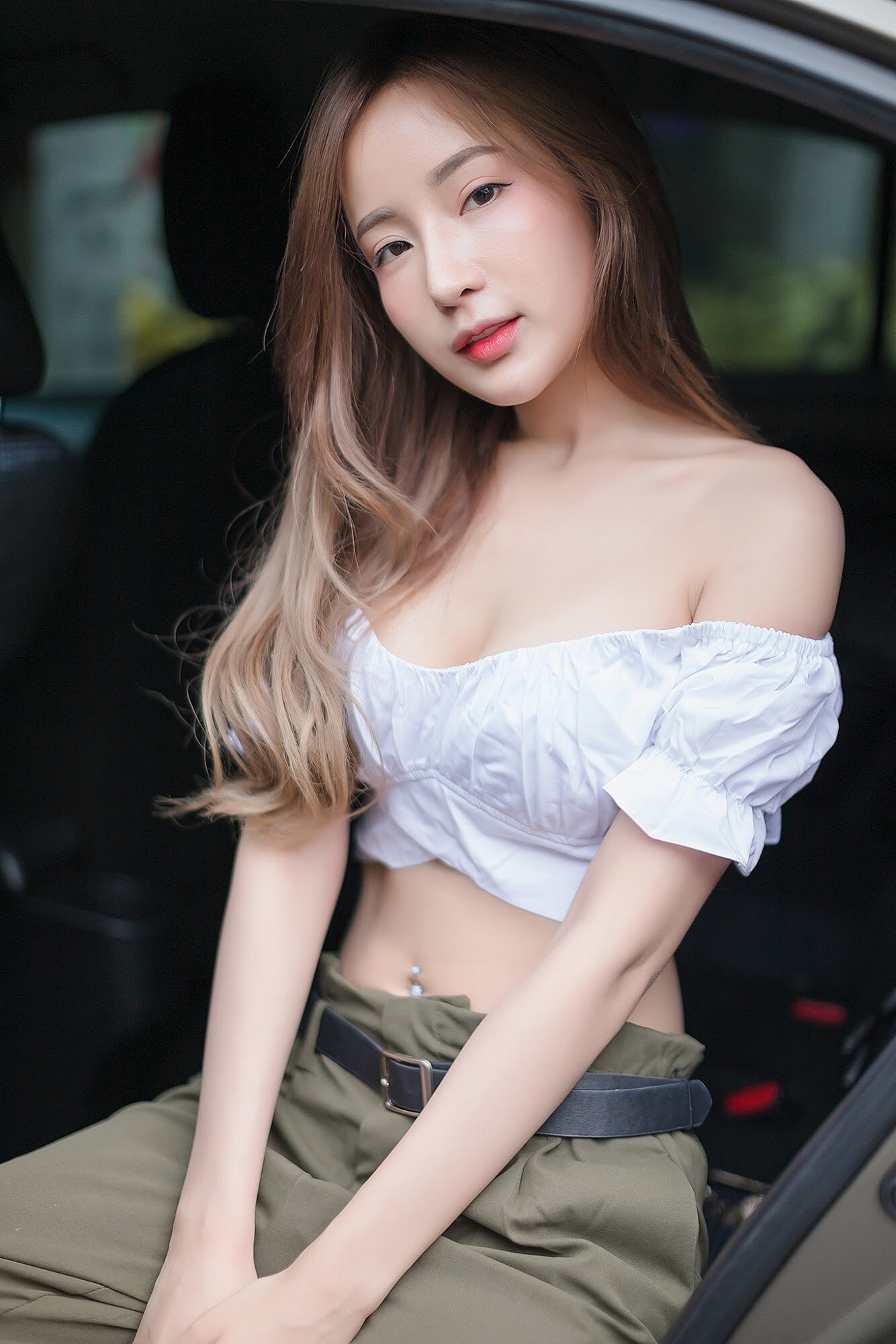 Bởi lẽ đó nên cô nàng trông thật sự nổi bật khi tạo dáng quyến rũ bên trong xế hộp