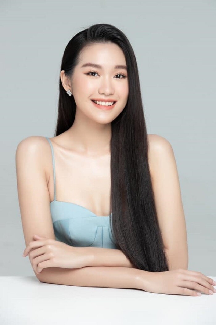 Cô sở hữu vẻ đẹp trong trẻo với nụ cười tươi tắn và mái tóc dài thướt tha, chuẩn hình ảnh phụ nữ Á Đông