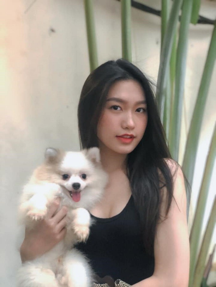 Hiện tại, cô đang theo học năm nhất của trường Đại học Luật Hà Nội.