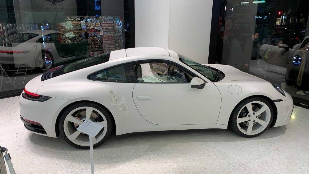 Chiếc Porsche 911 Art Car này được chế tạo trên ý tưởng của một nghệ sĩ người Mỹ và các kỹ sư người Đức của Porsche