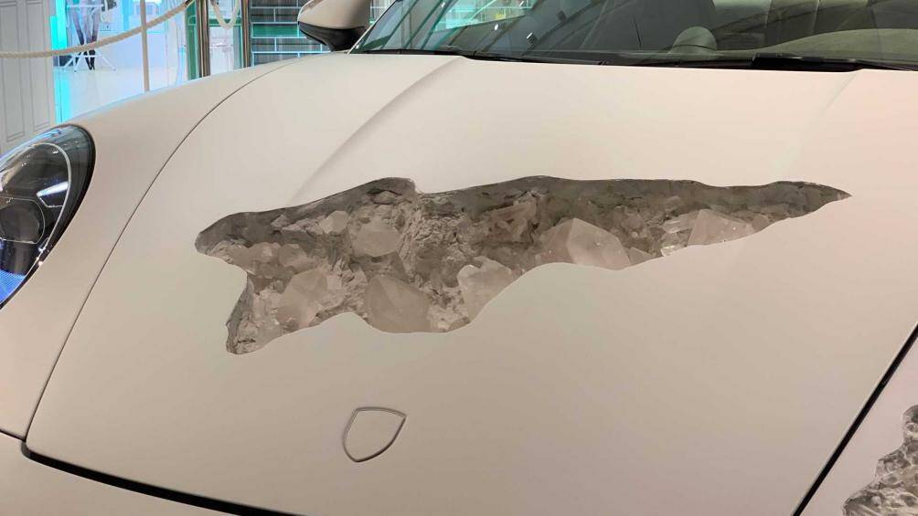 Để tăng sức hấp dẫn cho ngoại thất, Daniel Arsham đã sử dụng cách trang trí rất kỳ lạ, đó là dùng pha lê đắp lên một vài khu vực của các tấm thân xe, và đặc biệt hơn là Arsham đã hoàn thiện chúng với kỹ thuật ăn mòn pha lê