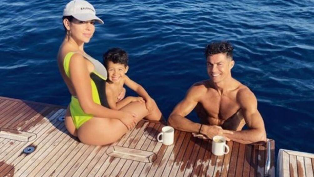 Georgina Rodriguez, bạn gái Ronaldo thường xuyên đăng những khoảnh khắc hạnh phúc của gia đình lên mạng xã hội