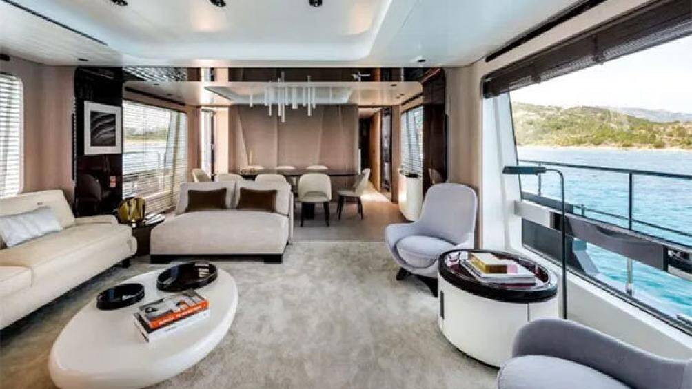 Ngoài ra, 2 khu vực giải trí có cửa sổ to được lắp ở mỗi phòng để mang đến tầm nhìn rộng hướng ra biển