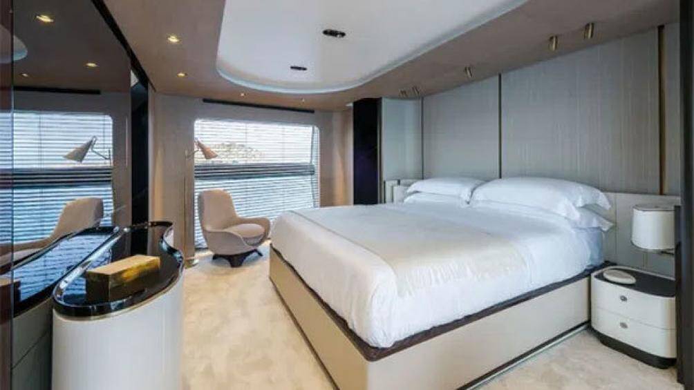 Du thuyền có 5 cabin, 6 buồng tắm, 2 khu giải trí, một phòng khách rộng, một phòng ăn, một phòng bếp và nhiều cửa sổ lớn đưa lại góc nhìn panorama rất đẹp