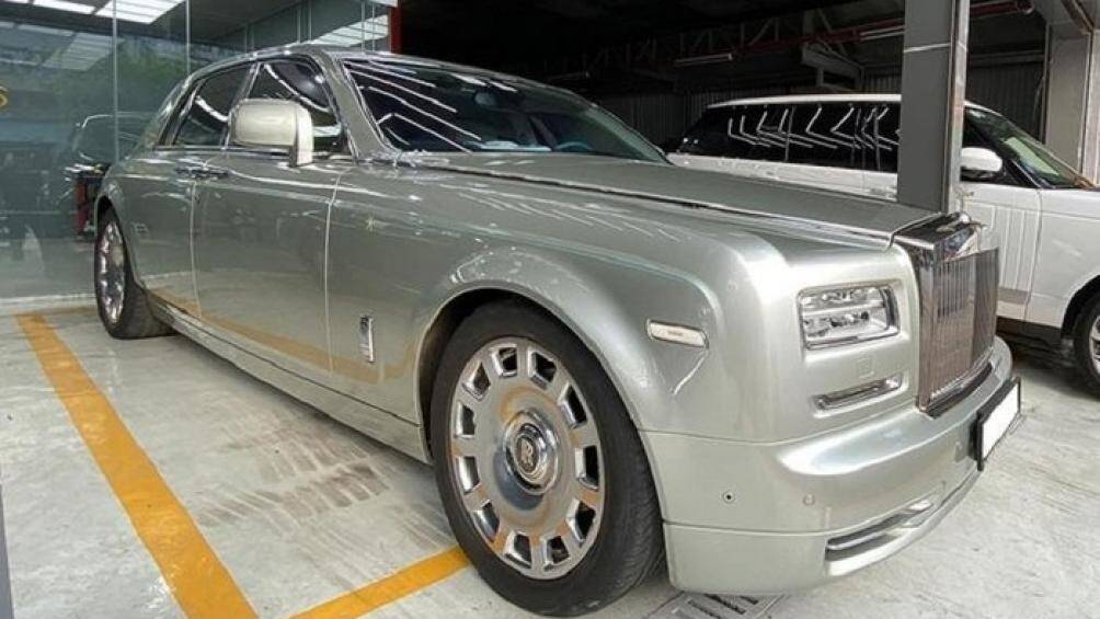 Ngoại thất xe sở hữu nước sơn màu bạc ánh trăng có tên gọi Moonstone Pearl. Dưới trời nắng sơn sẽ có màu xanh nhẹ và một lớp nhũ lóng lánh đẹp mắt