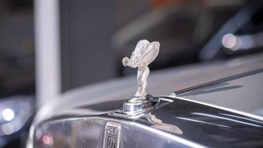 Phần đầu xe vẫn nổi bật với biểu tượng Spirit of Ecstacy bằng Polycarbonate, có thể phát sáng mỗi khi trời tối