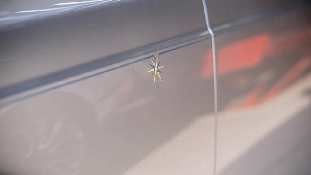 Ngoài ra, Rolls-Royce Phantom II Hadar sở hữu đường Coachline kép chạy dọc thân xe cùng với biểu tượng của chòm sao Suhail được đặt tại vị trí cột A