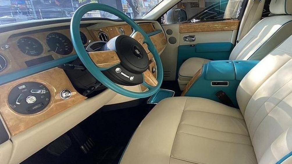 Nội thất bên trong Rolls-Royce Phantom II Hadar tạo cảm giác dịu mát, thông thoáng với cụm vô-lăng cỡ lớn cùng với da cao cấp màu xanh