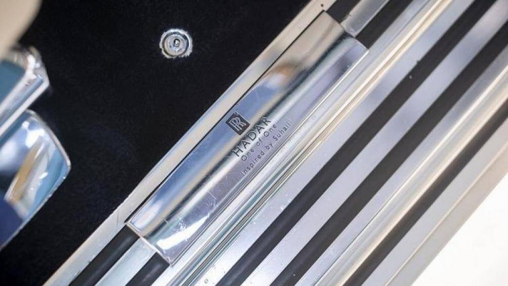 Trên bậc cửa là miếng thép sáng bóng khắc dòng chữ "Hadar - One of One - Inspired by Suhail". Điều này thể hiện đây là phiên bản độc nhất vô nhị