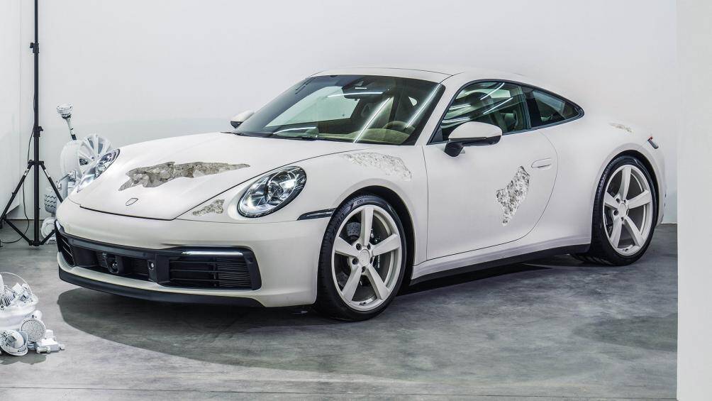 Còn lại, xe được sơn toàn bộ màu trắng