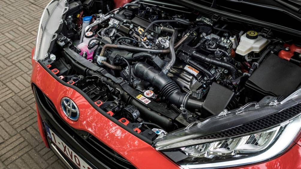 Tương tự thị trường Nhật Bản, Toyota Yaris tại châu Âu đi kèm 2 tùy chọn động cơ xăng Dynamic Force 3 xy-lanh 1.5L và động cơ hybrid
