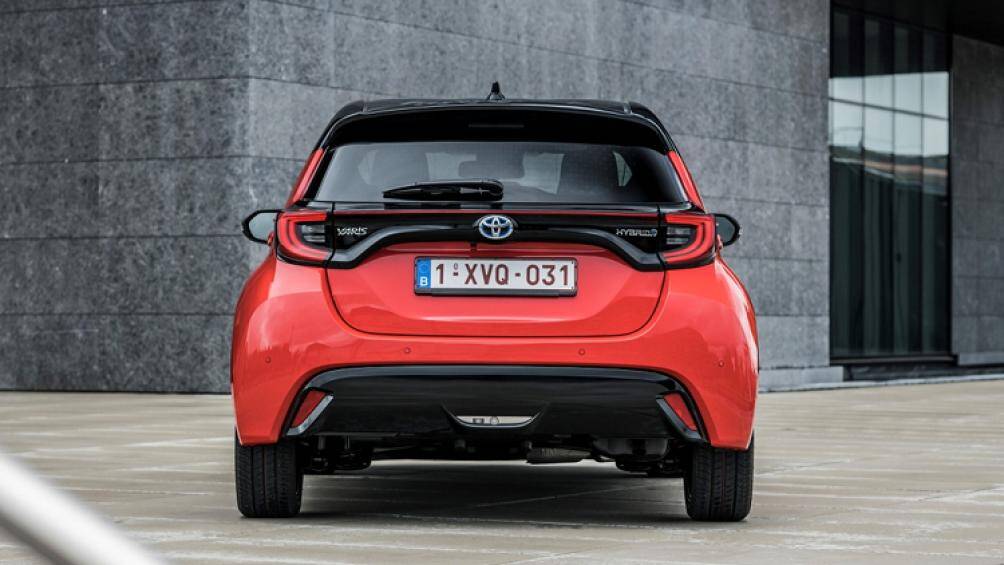 Ở phía sau, đèn hậu với thiết kế độc đáo, ôm trọn phần đuôi xe