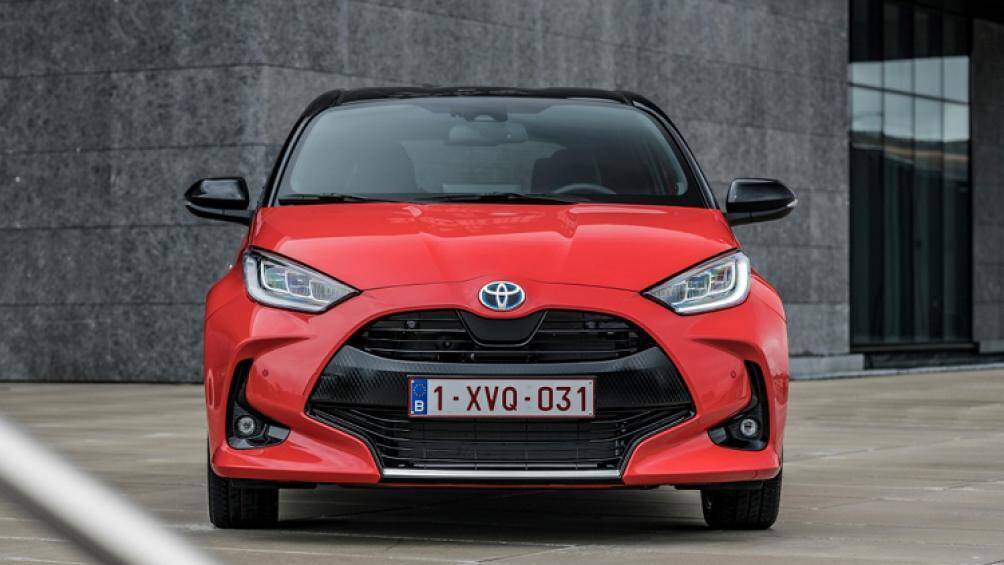 Trọng tâm của Yaris 2020 được hạ thấp hơn 15 mm và khối lượng giảm 50 kg so với thế hệ trước, điều này giúp xe năng động và thể thao hơn