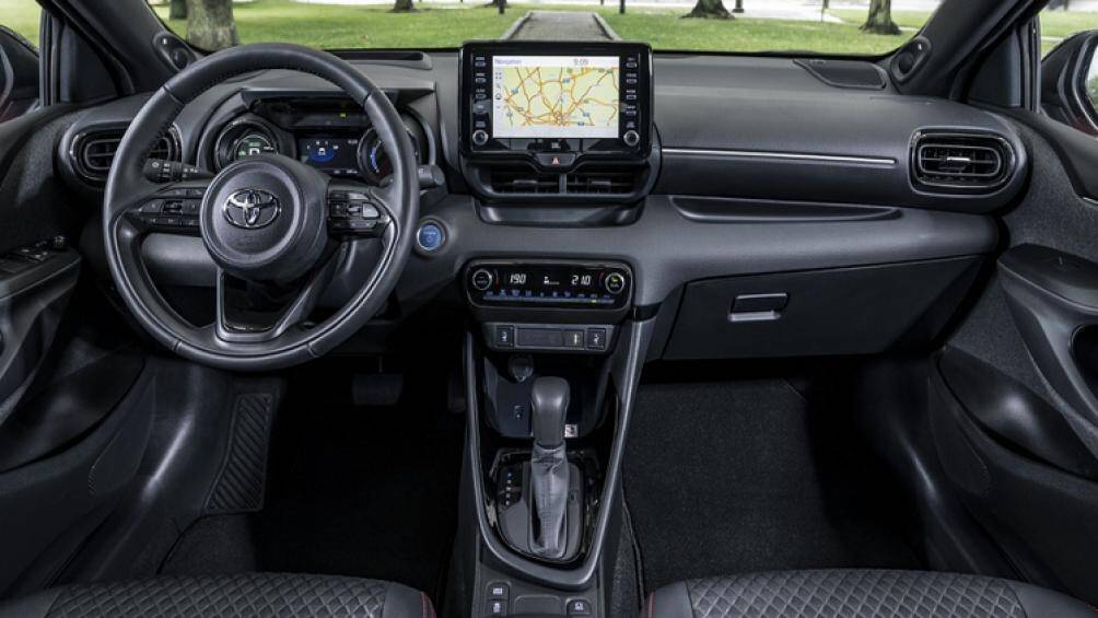 Ở bên trong, Yaris 2020 được trang bị màn hình thông tin giải trí cảm ứng kích thước 8 inch tương thích Apple CarPlay/Android Auto...