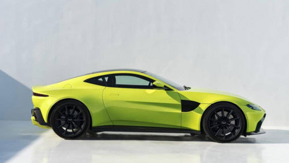 3. Aston Martin Vantage 2020 (giá khởi điểm: 146.000 USD)