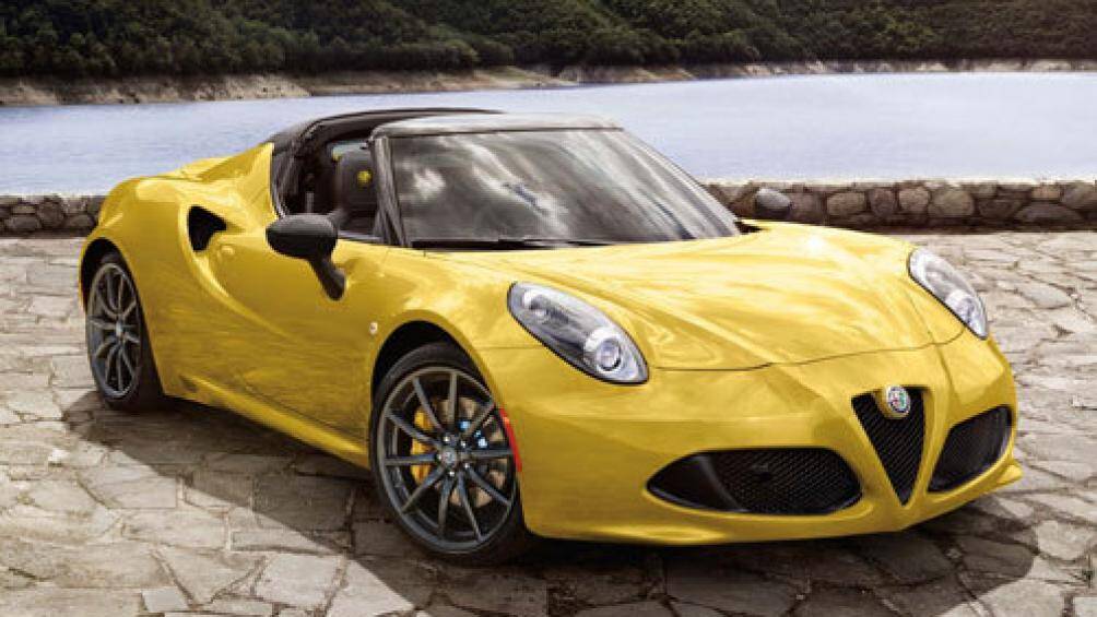 9. Alfa Romeo 4C Spider 2020 (giá khởi điểm: 67.150 USD)