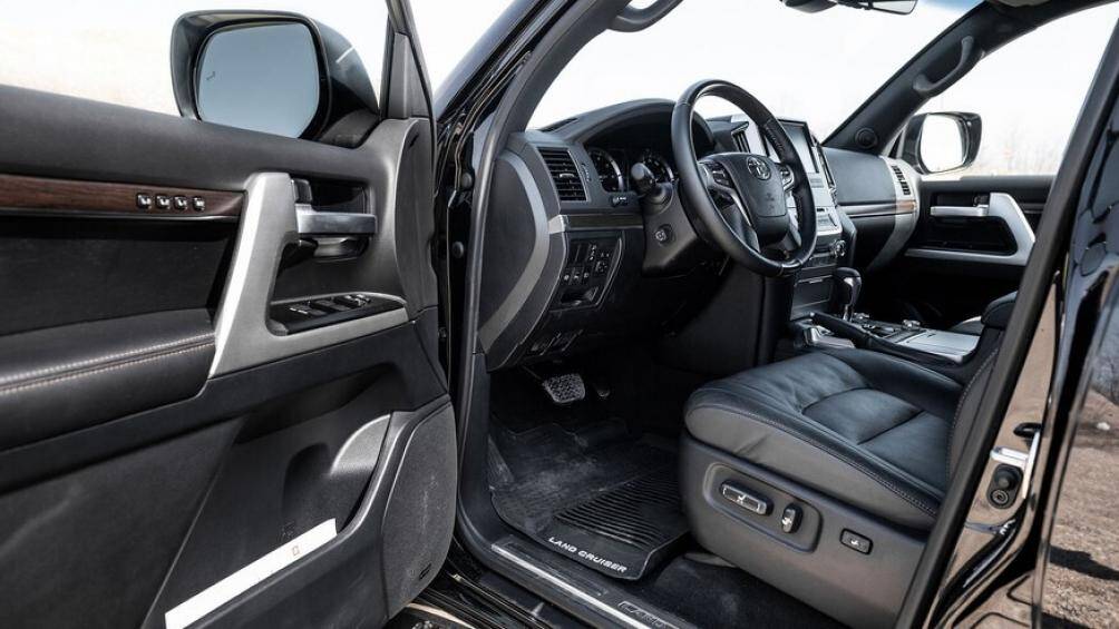 Những tính năng an toàn nổi bật trên xe gồm: Nhận diện người đi bộ và phương tiện phía trước, Cảnh báo đi sai làn đường, Cảnh báo điểm mù và Cảnh báo phương tiện cắt ngang khi lùi