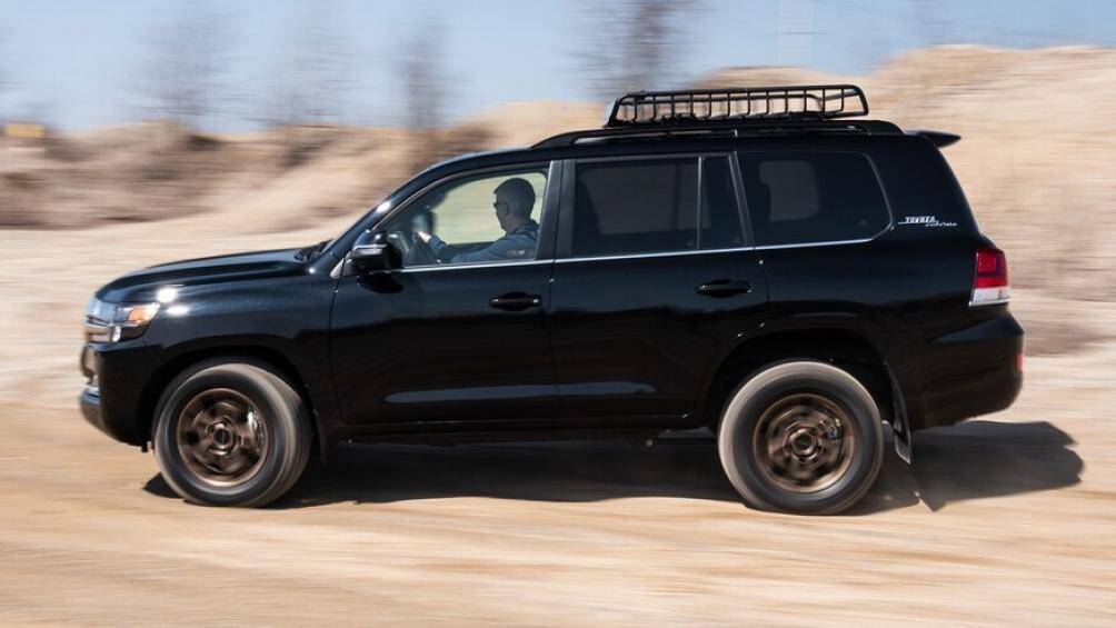 Toyota Land Cruiser series 200 2021 có giá khởi điểm từ 85.515 USD, trong khi bản Heritage Edition có giá từ 87.845 USD (tương đương hơn 2 tỷ đồng)
