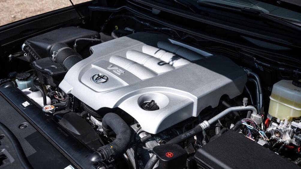 Xe vẫn sử dụng khối động cơ xăng V8 5.7L hút khí tự nhiên quen thuộc, cho công suất tối đa 381 mã lực, đi kèm hộp số tự động 8 cấp và hệ dẫn động 4 bánh