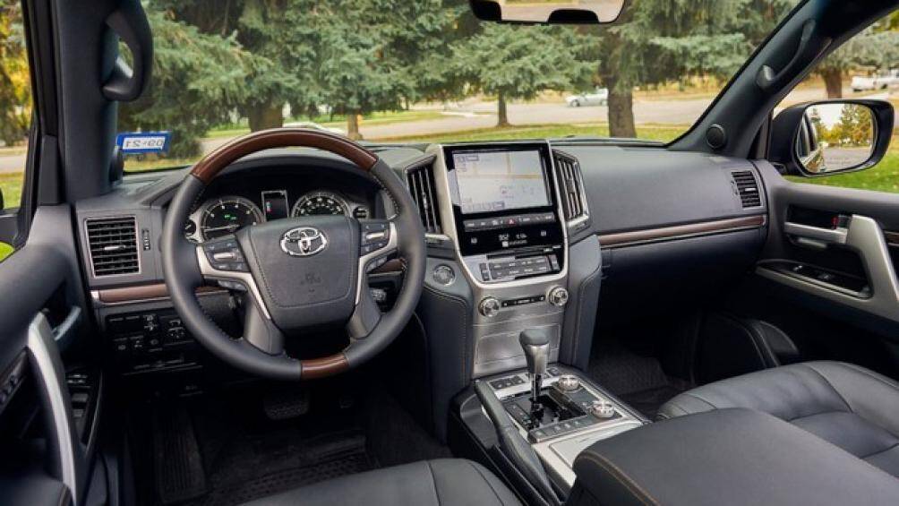 Trang bị nổi bật trên xe là hệ thống điều hoà tự động 4 vùng độc lập, ghế lái chỉnh điện, vô lăng chỉnh điện và sưởi ấm, cửa sổ trời, loa JBR, sạc không dây,...