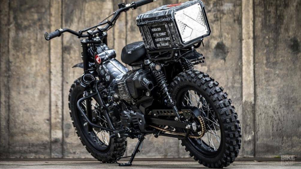 Chiếc xe còn sở hữu loạt đồ độ hoàn toàn mới như yên xe, bộ vỏ cắt xẻ khác biệt, baga và thùng sau và điểm nổi bật nhất là cặp vành bánh gai cào cào
