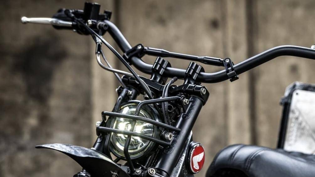 Ở dàn đầu xe thì đèn pha đã được thay thế bằng một đèn độ nhỏ gọn hơn, đi kèm với đó là lưới bảo vệ bằng kim loại dày dặn ở phía trước