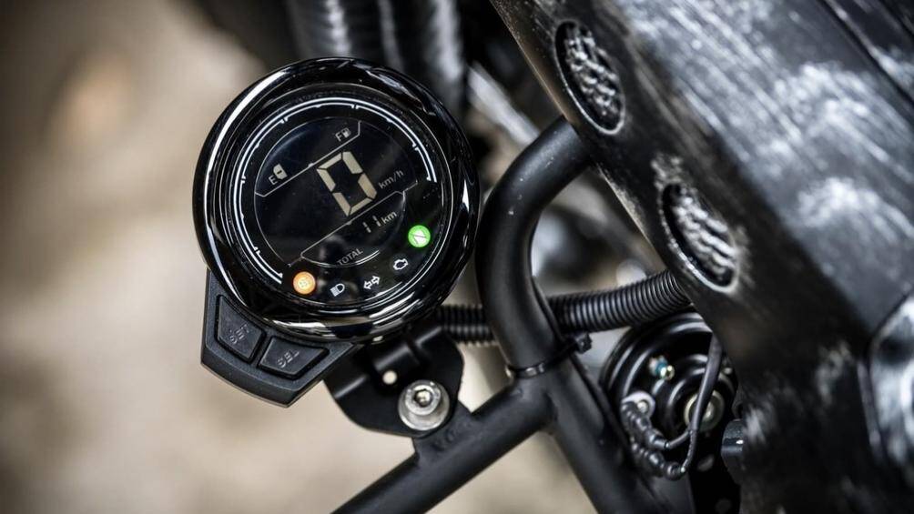 Bản độ thể hiện sự hiện đại bằng bộ đồng hồ điện tử được di chuyển xuống bắt vào khung chống đổ của xe, vị trí cạnh bình xăng hết sức đặc biệt