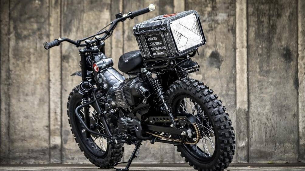 Chắn bùn bánh trước được điều chỉnh lên vị trí cao hơn, làm cho phần đầu của xe thêm phần mạnh mẽ