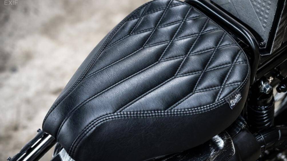 Bộ yên tiêu chuẩn của xe cũng được thay thế sang dạng cổ điển với các đường chỉ hình quả trám màu tối