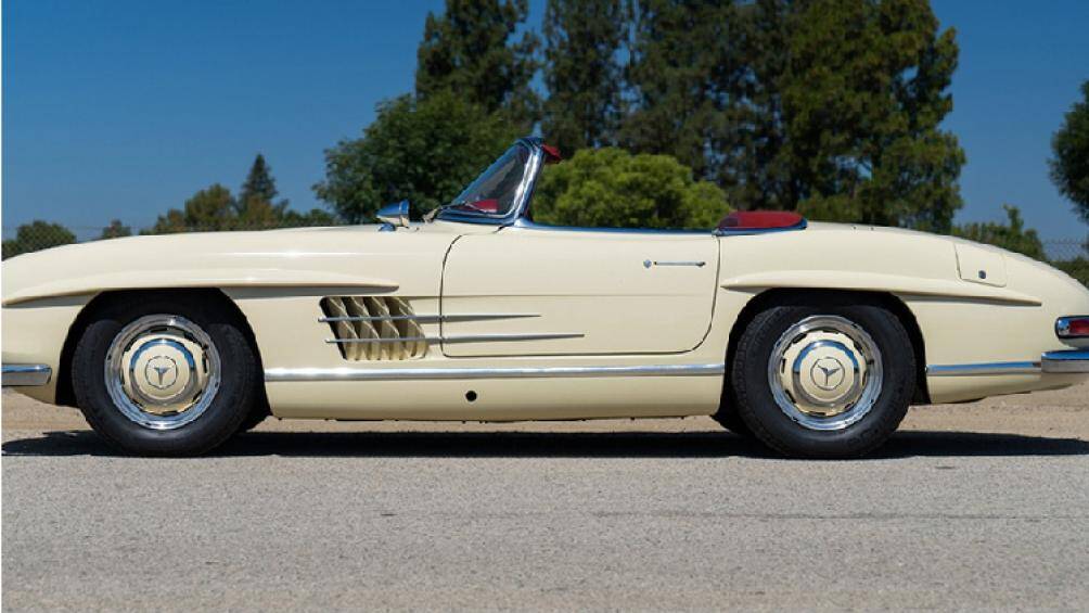 Đây là một trong 270 chiếc Mercedes-Benz 300 SL Roadster hàng hiếm sử dụng phanh đĩa và vỏ động cơ làm từ sắt nguyên khối