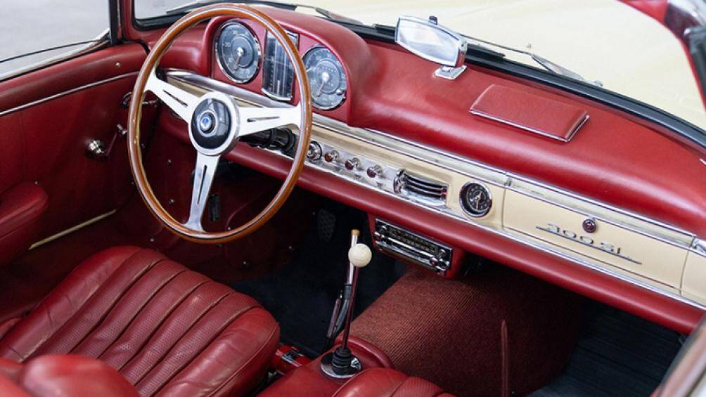 Bên trong nội thất nổi bật nhờ lớp da phủ màu đỏ trên ghế ngồi và bảng táp-lô, vô-lăng 3 chấu với vành gỗ vẫn còn sáng bóng và nguyên vẹn