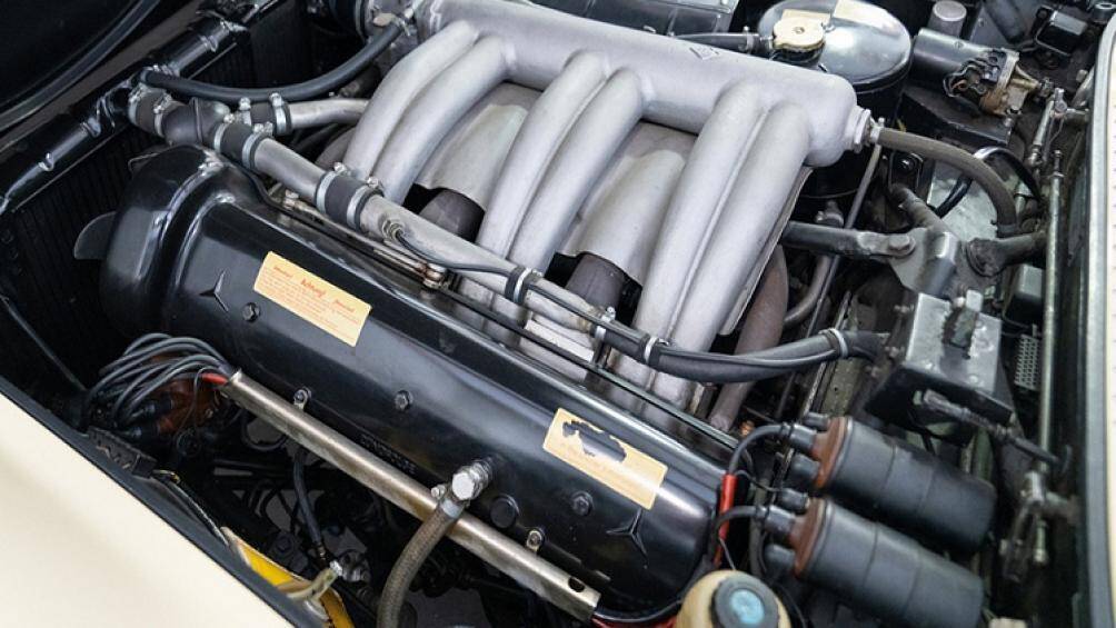 Xe sử dụng khối động cơ V6 3.0L, sản sinh công suất 218 mã lực tại 5.800 vòng/phút và mô-men xoắn cực đại 275 Nm tại 4.600 vòng/phút