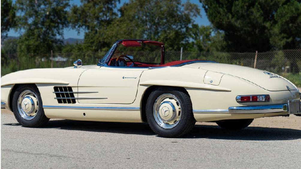 Chủ nhân hiện tại đã sơn lại ngoại thất màu trắng ngà, phần mui mềm phía trên cũng là chi tiết nâng cấp thêm