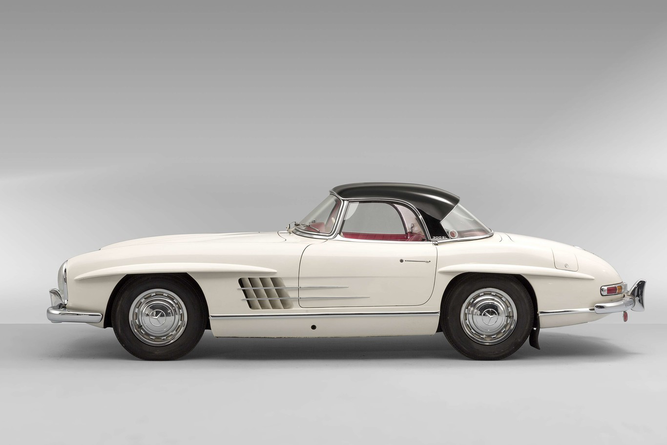 Công ty Gooding & Company kỳ vọng giá xe Mercedes-Benz 300 SL Roadster 1961 sẽ bán được từ 850.000 đến 950.000 USD (19,6 đến 21,9 tỷ đồng)
