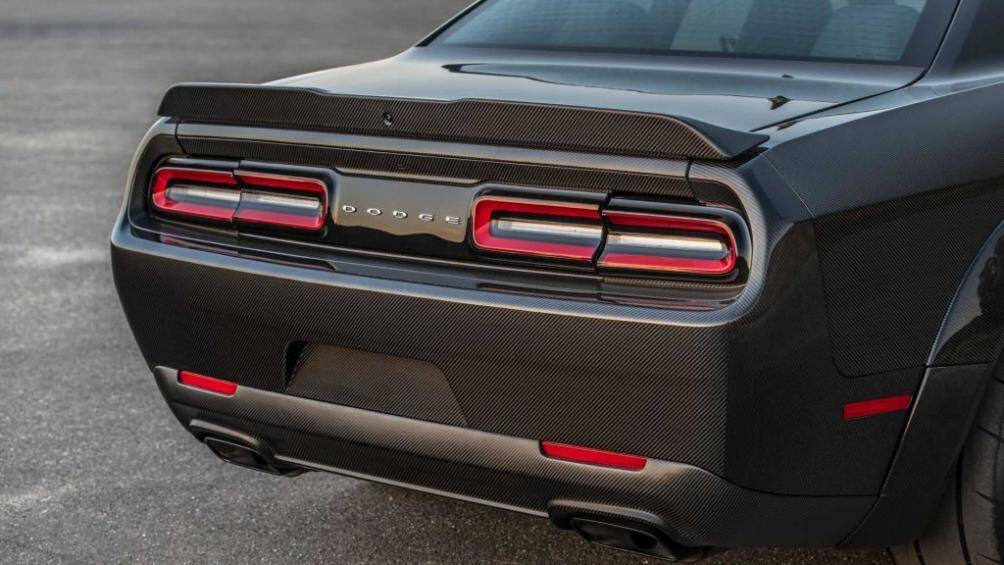 Logo “Demon” được sơn đỏ nhằm tạo điểm nhấn cho ngoại thất màu đen