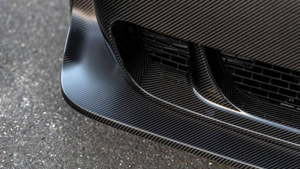 Hệ thống phanh của xe được phát triển bởi Brembo, lốp xe được đặc chế bởi Nitto với tên mã NT05R