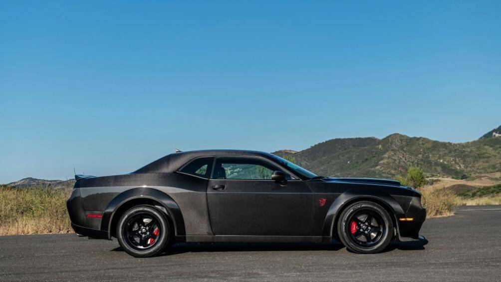 Ngoại thất của xe được hoàn thiện với bộ mâm năm chấu đặc trưng của Dodge dành cho dòng xe này