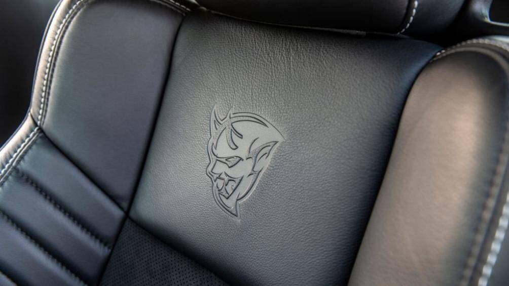 Ghế ngồi vẫn được bọc da cao cấp đi kèm vật liệu da Alcantara và chỉ khâu tương phản màu trắng