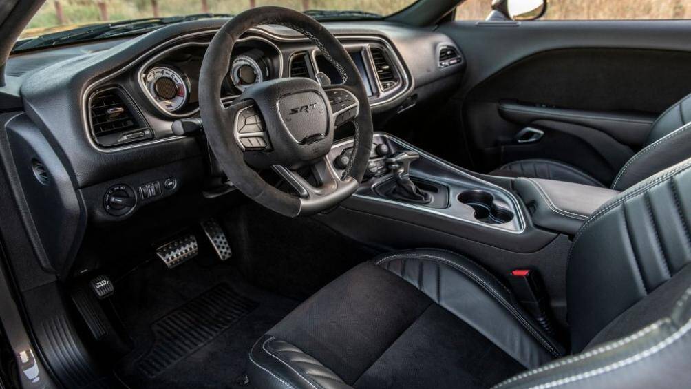 Bên trong, nội thất của chiếc Demon này sở hữu những miếng ốp sợi carbon đặc biệt của SpeedKore thay cho ốp nhôm tiêu chuẩn